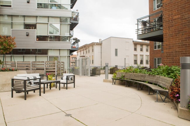 Building Photo - 1040 N Cass St