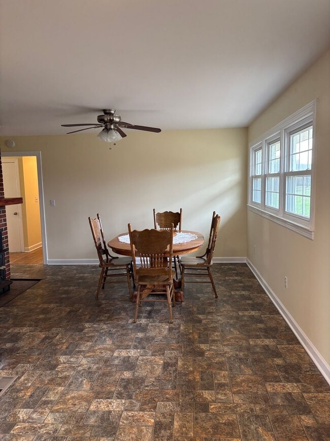 Building Photo - Large 4 Bedroom House in Quiet Country Setting