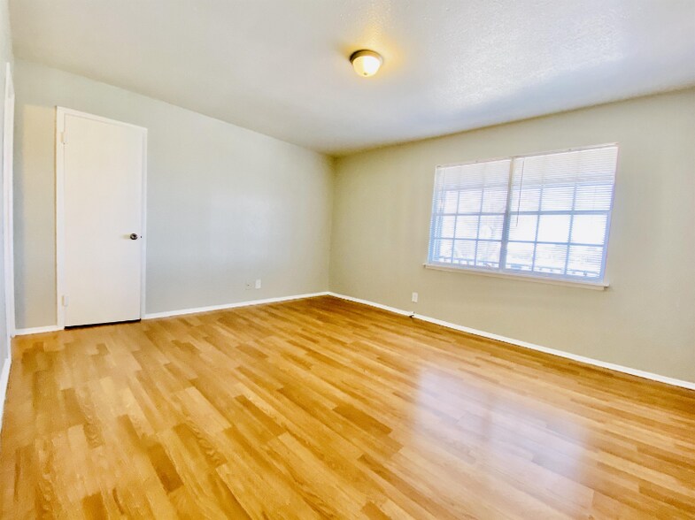 Building Photo - 3807 Englewood Cir