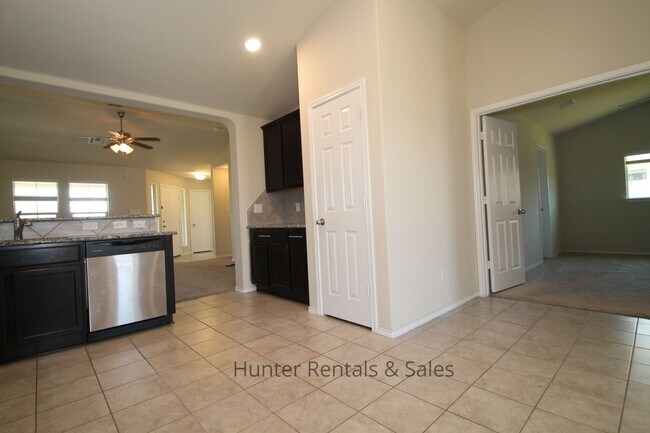 Building Photo - Charming Bungalow Style Home with Modern C...