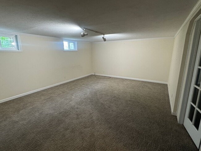 Building Photo - Spacious Home with Great Location