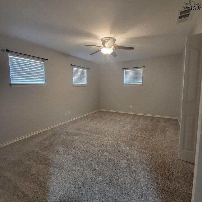 Building Photo - 4444 Phillips Dr