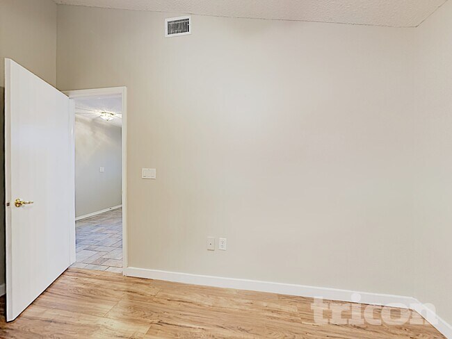 Building Photo - 3910 Creek Woods Dr