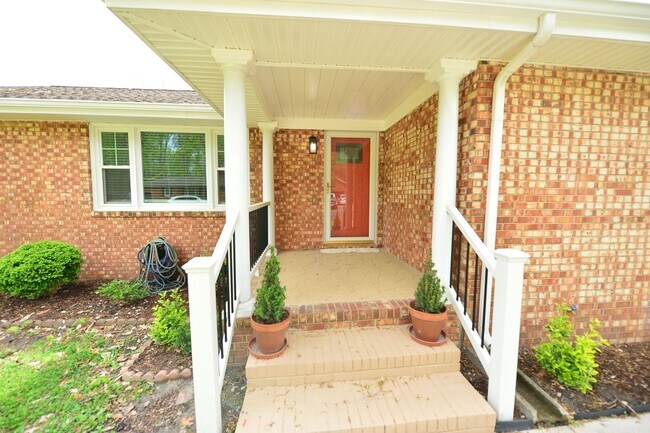 Building Photo - 817 Englewood Dr