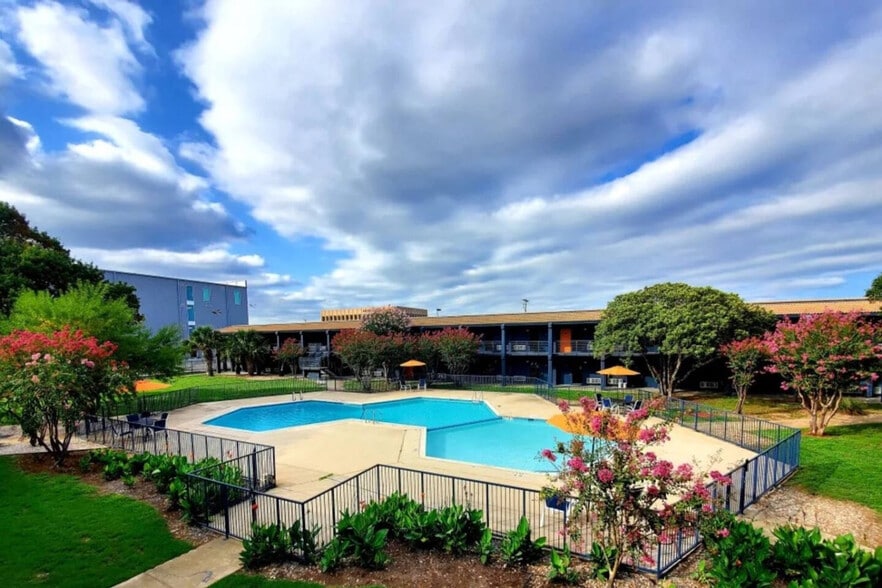 Building Photo - 824 Camino La Costa