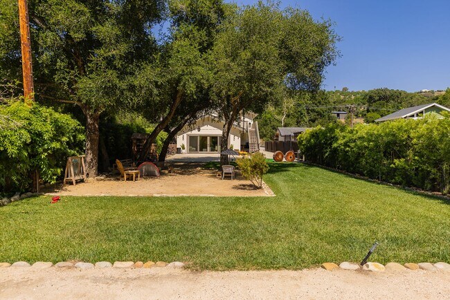 Building Photo - Private Creek Rd Paradise