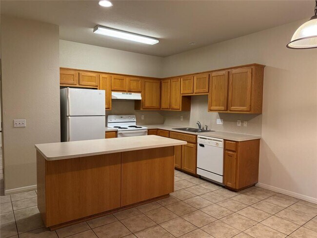 Building Photo - 9 Deerfield Dr