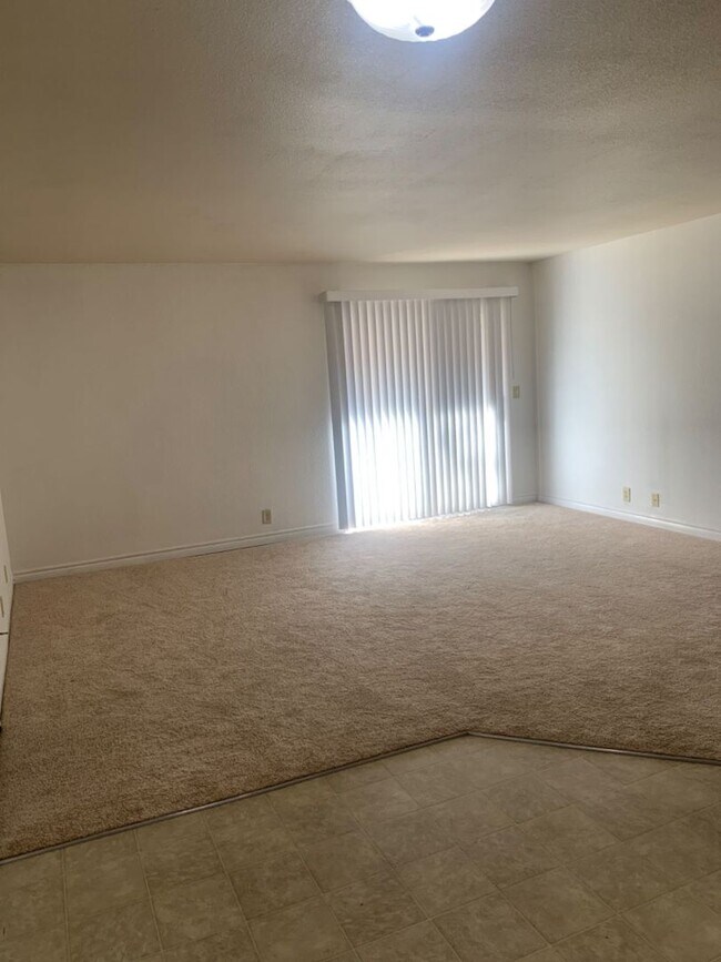 Building Photo - 2 bed 1 bath condo for rent -$1300