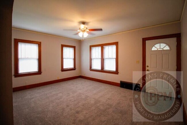 Building Photo - 3 Bed 1 Bath Located in Central Omaha