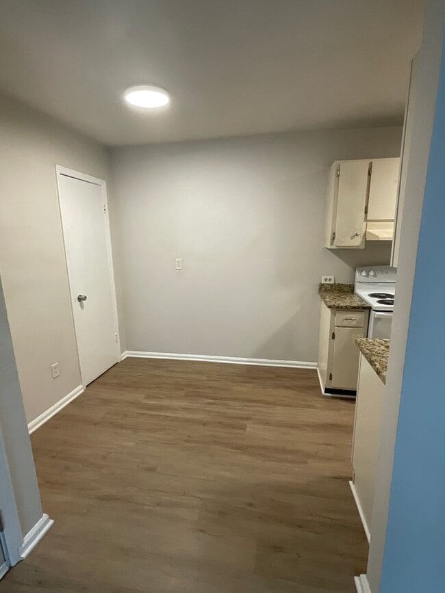 Building Photo - Quiet Two Bedroom Apartment off Rodman Ave