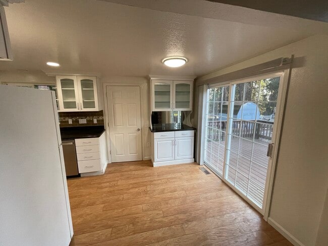Building Photo - 6876 Ridgeway Dr