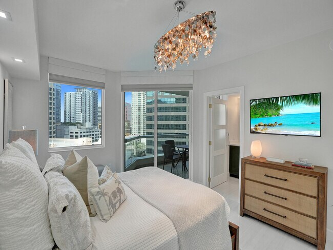 Building Photo - 411 N New River Dr E