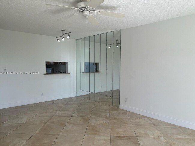 Building Photo - 950 Hillcrest Dr