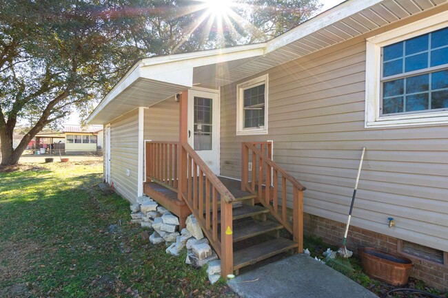 Building Photo - ADORABLE Home