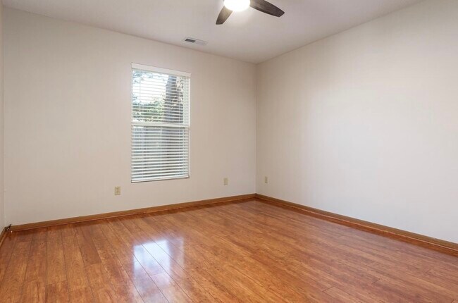 Building Photo - 5874 Beechwood Dr