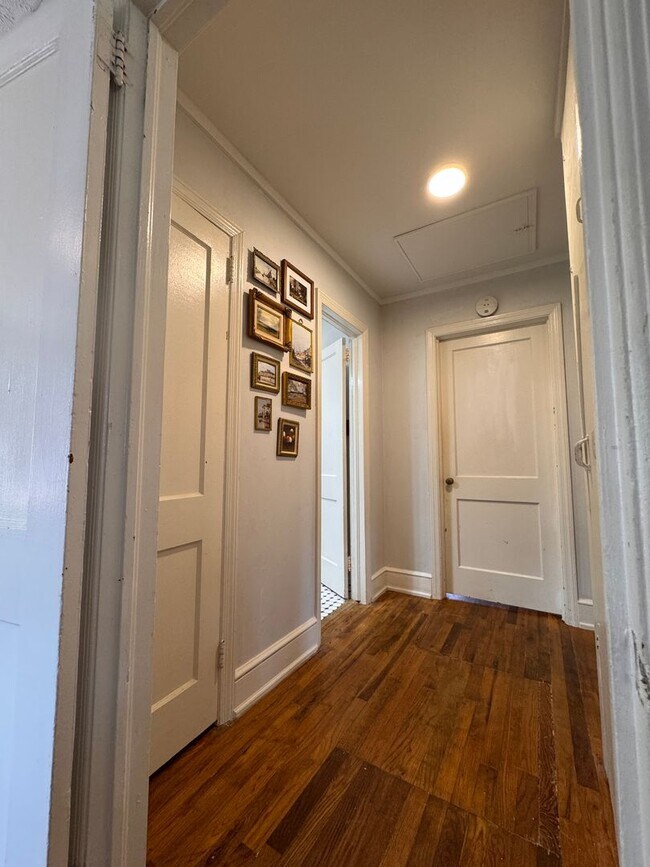 Building Photo - Cozy Two-Bedroom Furnished Bungalow