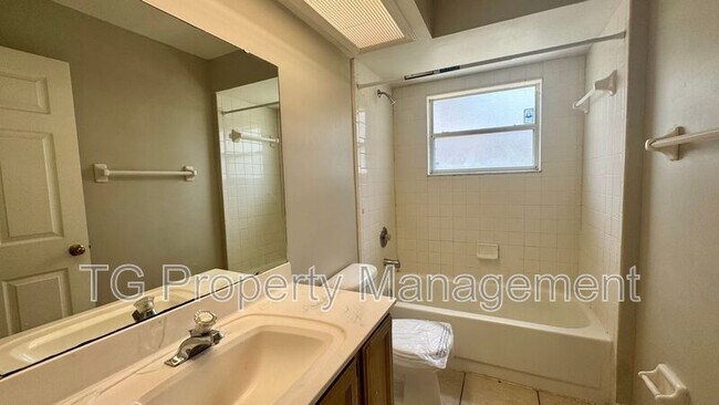 Building Photo - 8943 Country Bend Cir N