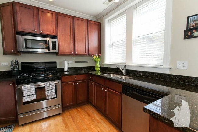 Building Photo - 4863 N Hermitage Ave