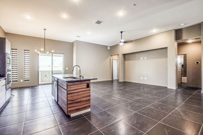 Building Photo - Beautiful East side House 4 bed-2.5 baths, part of The Overlook Casa Club that includes Swimming ...