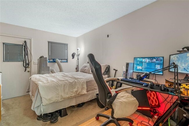 Building Photo - 720 E 6th St