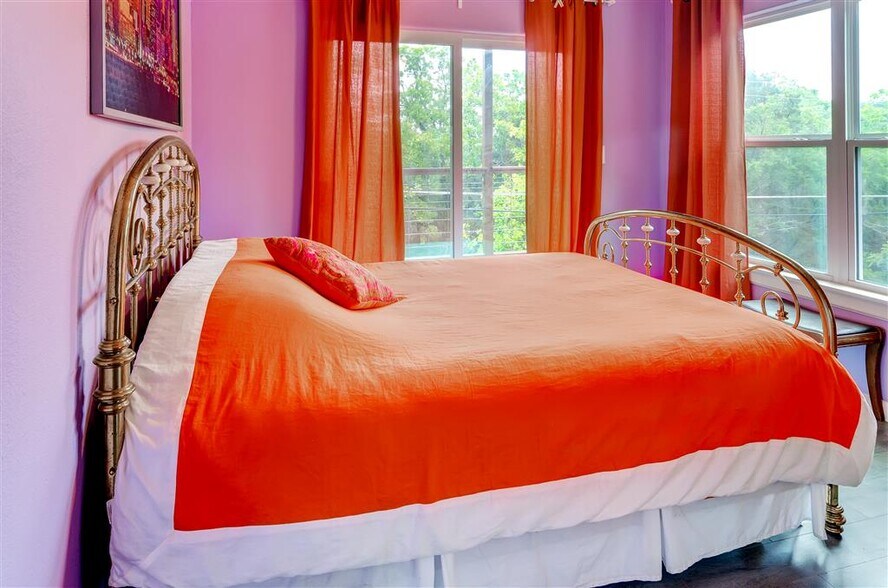 right side bedroom - 189 Queens Dr