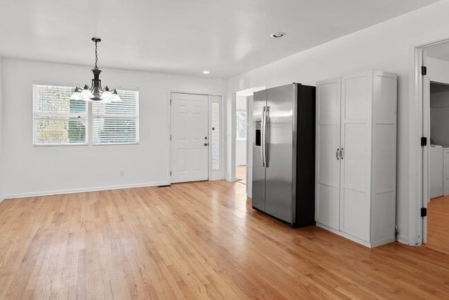 Building Photo - 733 Luna Ct