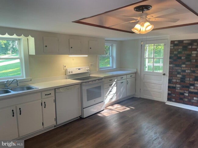 Building Photo - 13328 Springhollow Ln