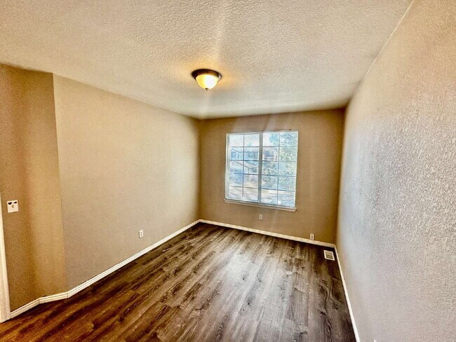 Building Photo - "Charming Centennial Retreat: Spacious 3-Bedroom Home with 2.5 Baths!