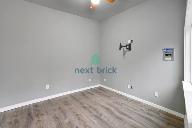 Building Photo - 3 BED & 2 BATH SINGLE FAMILY HOUSE WITH A ...