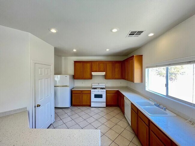 Building Photo - To schedule a viewing, call Wally Fellman at 702-493-9787