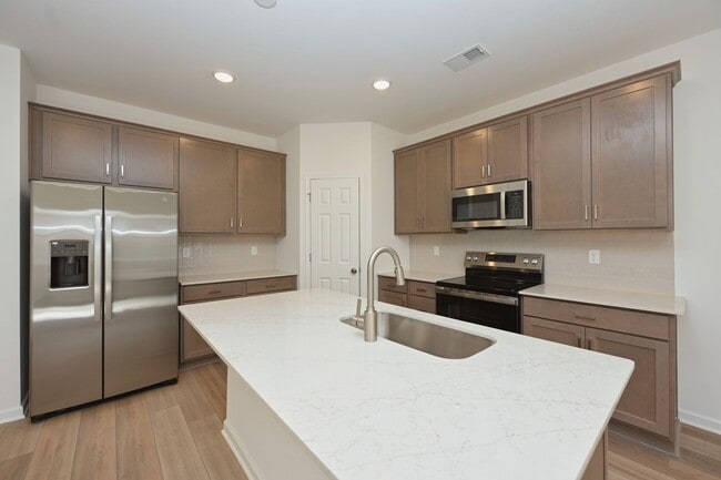 Building Photo - FREE TV!!