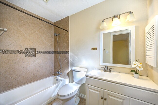 Building Photo - 6227 S Pinesap Dr