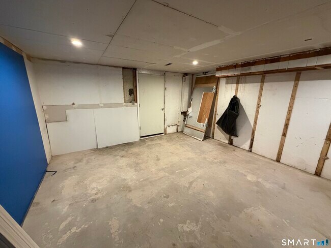 Building Photo - 21 Oak Ave Ext