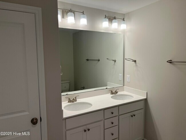 Building Photo - 2205 Rhinestone Dr