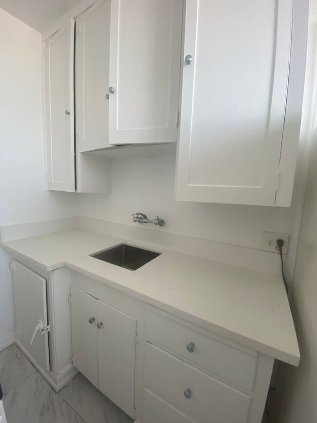 Building Photo - Downtown Long Beach Studio/1BA  *Only $1,000 Deposit!