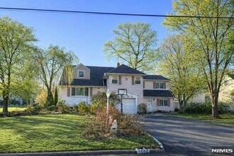 Building Photo - 155 Village Cir E