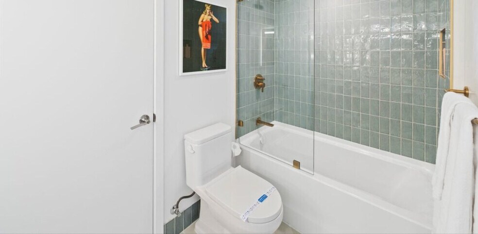 Building Photo - 701 NE 1st Ave