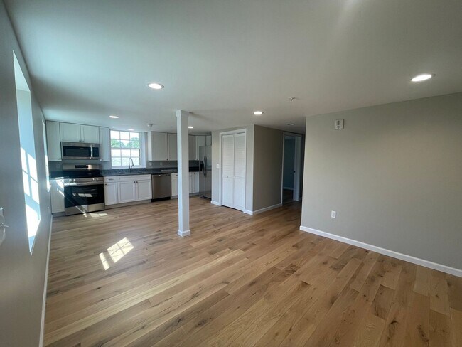 Building Photo - 2 Bedroom / 1 Bath Apt. Upstairs  Kingsport, TN