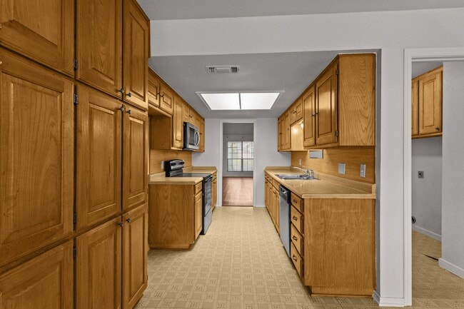 Building Photo - 6505 Towne Park Dr