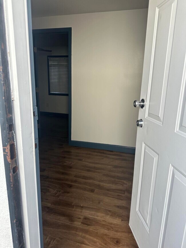 Building Photo - 1032 W 95th St