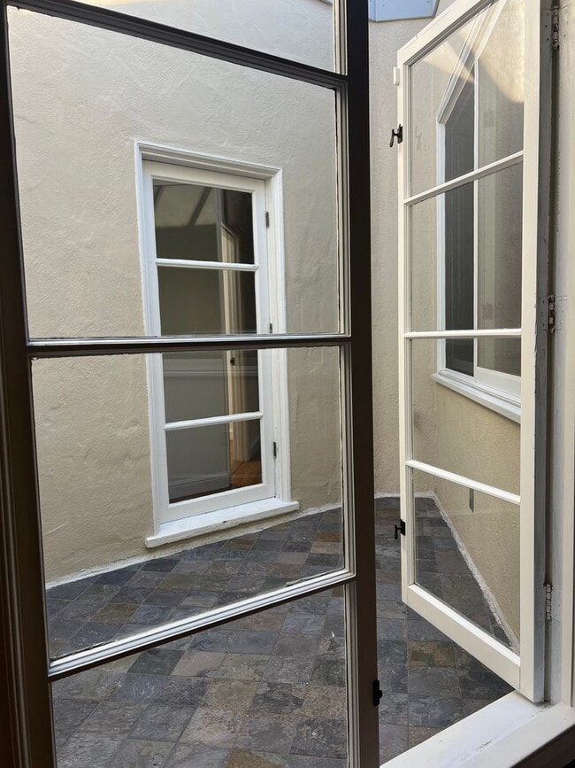 Building Photo - SPACIOUS PARKSIDE SINGLE-FAMILY HOME WITH ENCLOSED PATIO — AVAILABLE NOW!