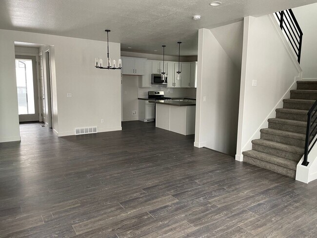 Building Photo - GET $500 OFF THE FIRST MONTHS RENT!!!