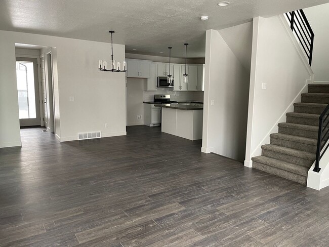 Building Photo - Modern home!