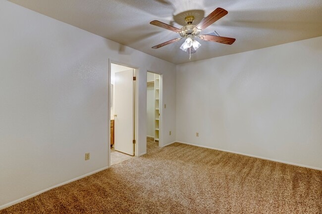 Building Photo - Condo in Montana Villas!