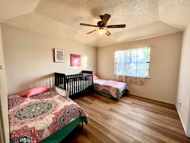 Building Photo - 1410 Rosewood Dr