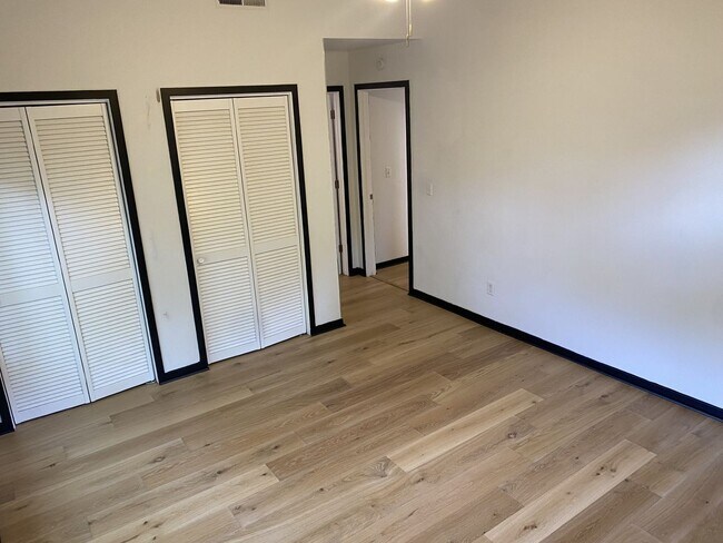 Building Photo - 3 bedroom / 2.5 bath Townhome – Spacious T...