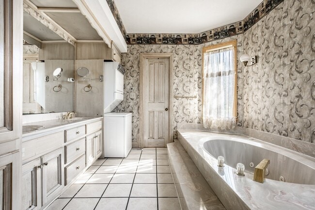 Building Photo - 9628 Summerlakes Dr