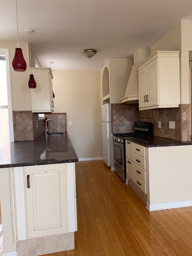 Building Photo - 998 Broadway