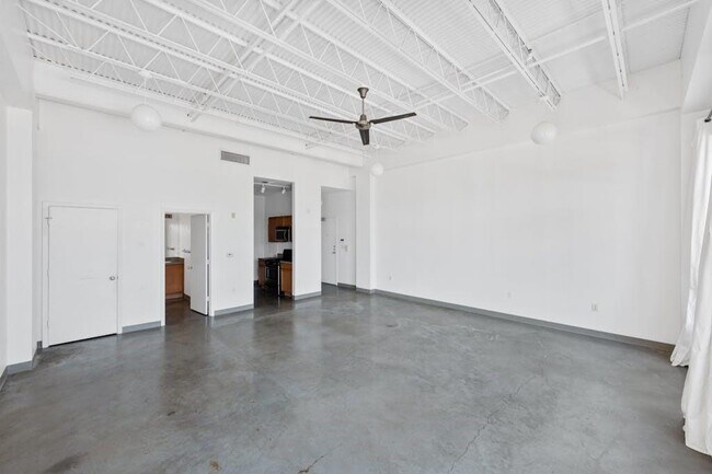 Building Photo - 2401 E 6th St