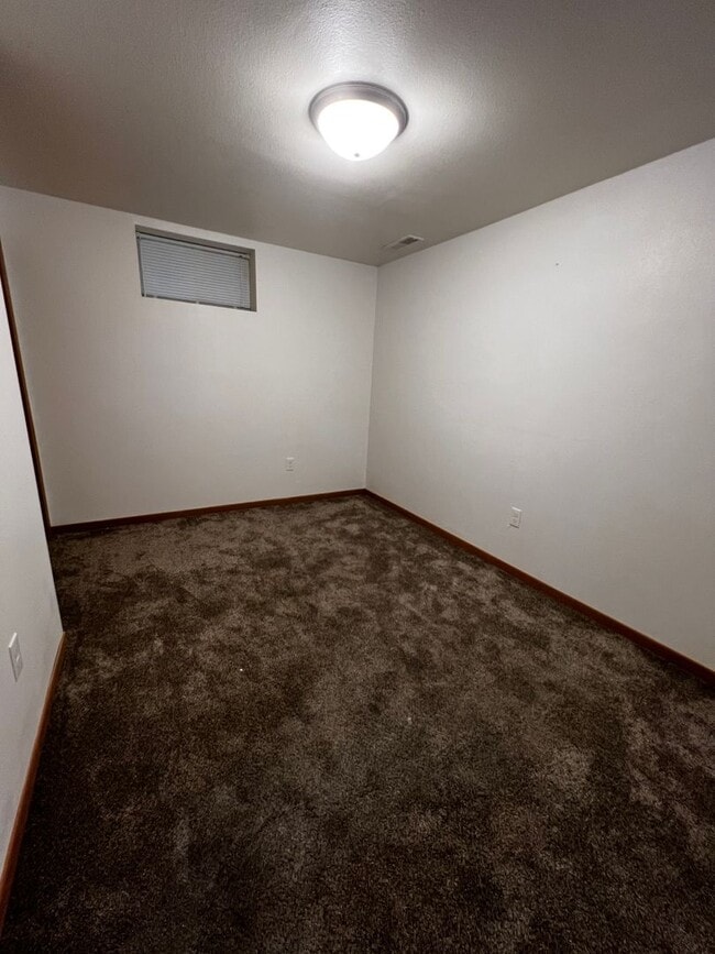 Building Photo - 4 Bedroom 2 Bathroom